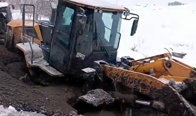 Bitlis'te köy yolunu açmaya giden iş makinesi çamura saplandı