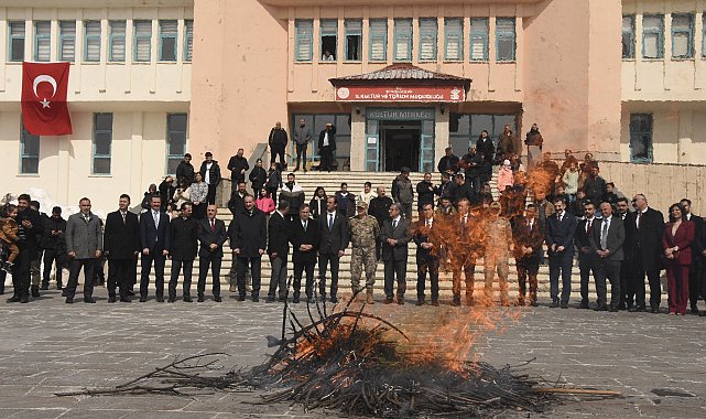 Bitlis'te nevruz programında protokol üyeleri demir dövdü, ateşten atladı