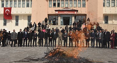 Bitlis'te nevruz programında protokol üyeleri demir dövdü, ateşten atladı