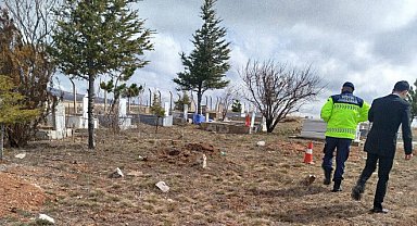 Boşanma aşamasındaki eşini anne ve babasının mezarı başında öldürüp, baldızını yaraladı