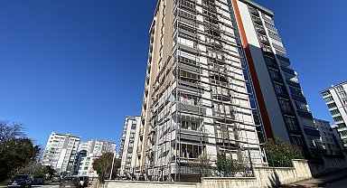 Boya yaparken belindeki halat kopunca 3'üncü kattan düşüp, yaralandı