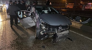 Bursa'da kontrolden çıkan otomobil direğe çarptı: 2 yaralı