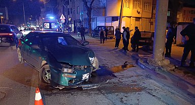 Bursa'da otomobil enerji nakil hattı direğine çarptı: 3 yaralı