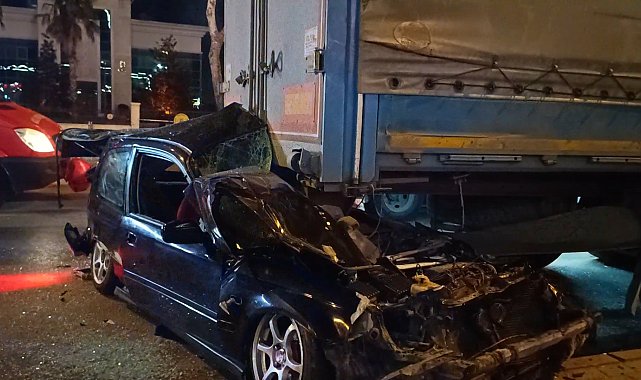 Bursa'da otomobil, park halindeki TIR'ın altına girdi: 1 ağır yaralı