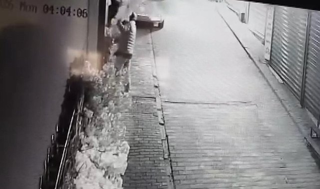 Camı açamayan hırsız, kapıdaki değerli süs ağacını söktü; o anlar kamerada
