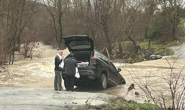 Çanakkale'de sağanak nedeniyle köy yolu kapandı, otomobil suya kapıldı