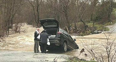 Çanakkale'de sağanak nedeniyle köy yolu kapandı, otomobil suya kapıldı