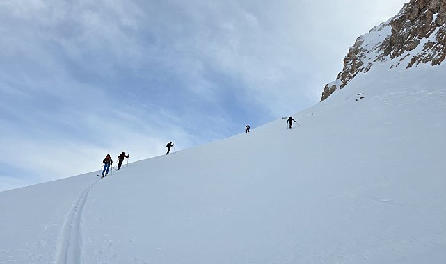Çekyalı 5 dağcının Mor Dağı'na kış tırmanışı 9 saat sürdü