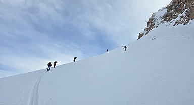 Çekyalı 5 dağcının Mor Dağı'na kış tırmanışı 9 saat sürdü