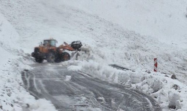 Çığ düşen kara yolunda yolcu otobüsünde mahsur kaldılar