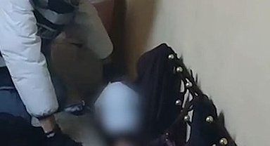 Cinsel istismar hükümlüsü halıların arasında saklanırken yakalandı