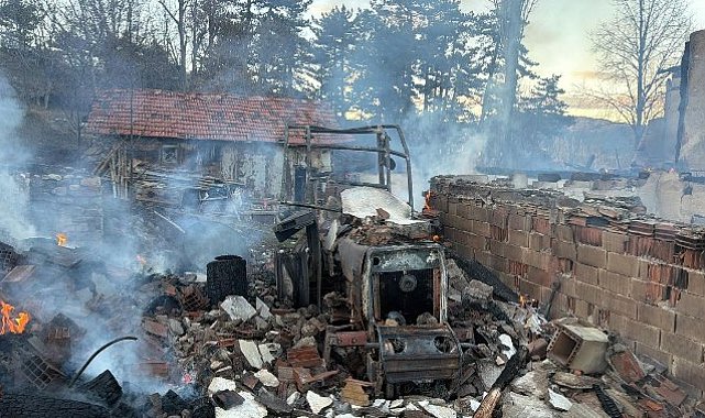 Çorum'da çıkan yangında ev ve traktör yandı