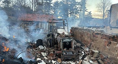 Çorum'da çıkan yangında ev ve traktör yandı