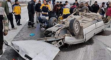 Çorum'da otomobil elektrik direğine çarpıp takla attı: 3 yaralı