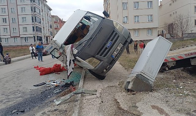 Çorum'da tarım işçilerini taşıya minibüs ile otomobil çarpıştı: 5 yaralı