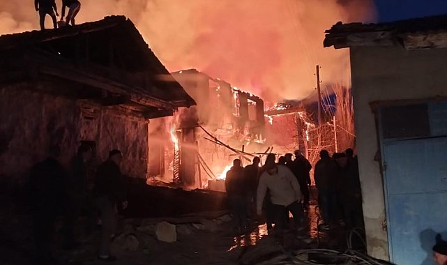 Çorum'da yangın; 2 ev ve 1 traktör kullanılamaz hale geldi