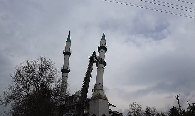 Depremde hasar alan 43 yıllık cami kontrollü şekilde yıkıldı