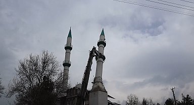 Depremde hasar alan 43 yıllık cami kontrollü şekilde yıkıldı