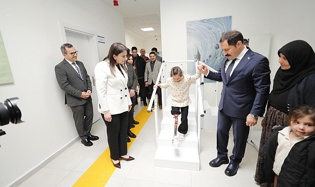 Depremzede Zeynep, özel hazırlanan protez bacakla yeniden yürümeye başladı
