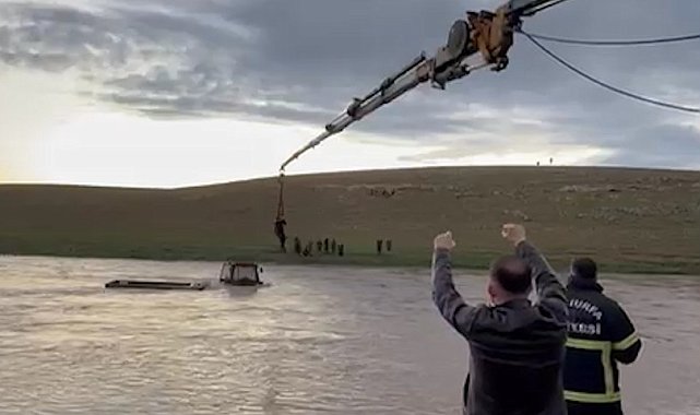 Derede mahsur kalan traktörün sürücüsü vinçle kurtarıldı