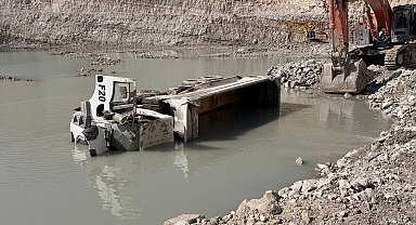 Devrilen hafriyat kamyonunun şoförü öldü