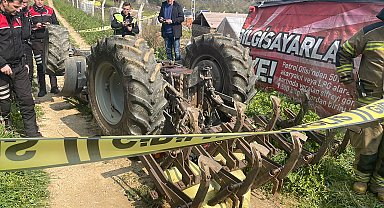 Devrilen traktörün altında kalan sürücü öldü