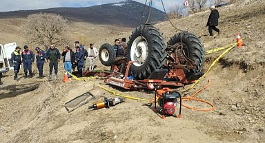 Devrilen traktörün altında kalarak hayatını kaybetti