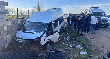 Diyarbakır'da işçileri taşıyan minibüs, bahçe duvarına çarptı: 10 yaralı