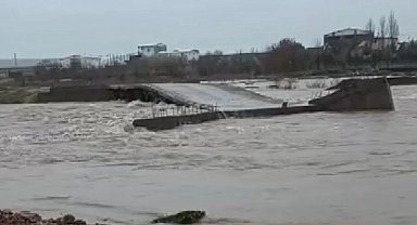 Diyarbakır'da sağanak sele neden oldu, köprü su altında kaldı