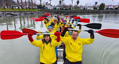 Down Sendromu Farkındalık Haftası'nda sporcular renkli çoraplarla kürek çekti