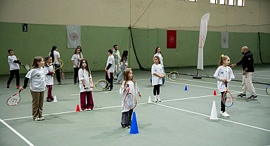 Eski milli sporcu çocukları tenisle buluşturuyor