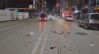 Eskişehir'de motosiklet ile hafif ticari araç çarpıştı: 1'i ağır 2 yaralı