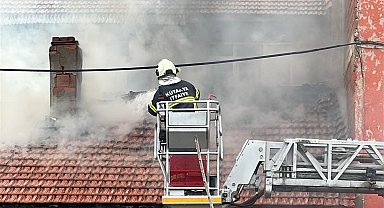 Evin çatısı yandı