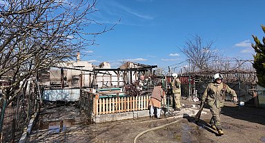 Evleri yangında küle dönen çifte komşuları destek oluyor