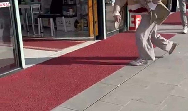 Fark ücretine itiraz eden kadın eczaneye saldırdı; o anlar kamerada