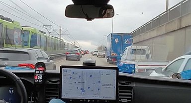 Fermuar sistemiyle ambulansa 'hayat koridoru' açtılar