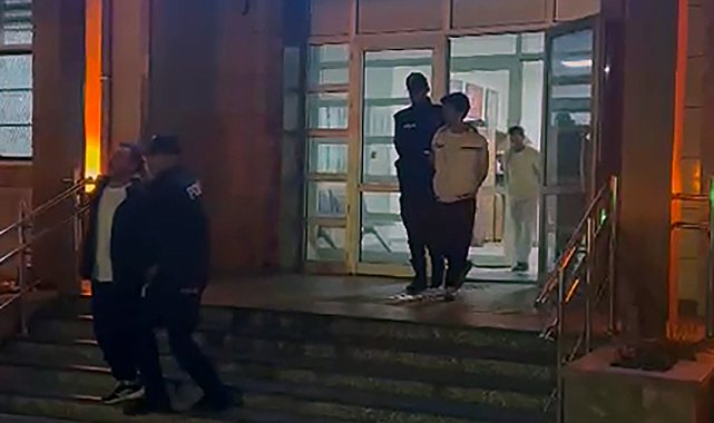 Firari hükümlü baba ile 2 oğlu, yangın merdiveninde yakalandı
