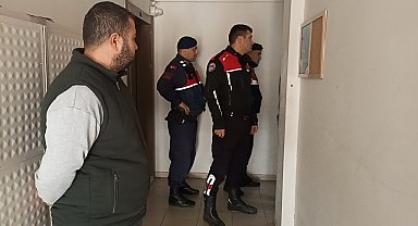 Firari hükümlü kapıyı açmayınca, jandarma çilingir vasıtasıyla içeri girdi