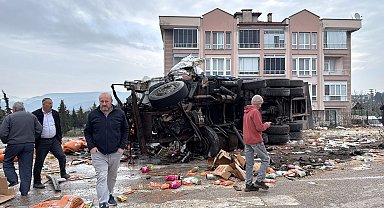 Fren sisteminde arıza olduğu iddia edilen kamyon, 4 araca çarptı: 19 yaralı