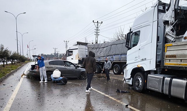 Gaziantep'te otomobil, aydınlatma direğine ve TIR'a çarptı: 2 yaralı