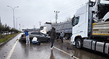 Gaziantep'te otomobil, aydınlatma direğine ve TIR'a çarptı: 2 yaralı