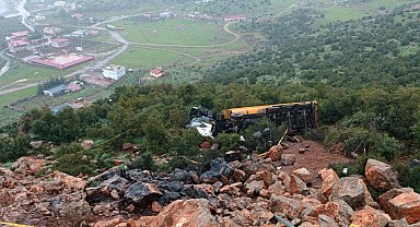 Gaziantep'te uçuruma devrilen TIR'ın şoförü öldü