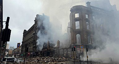 Glasgow'daki tren istasyonunda çıkan yangın nedeniyle bir bina yıkıldı