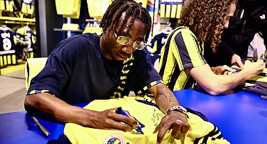 Guendouzi, Cherif ve Nene imza gününde taraftarlarla buluştu Fotoğraf eklendi