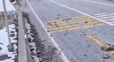 Gümüşhane- Giresun kara yolu heyelan nedeniyle ulaşıma kapandı