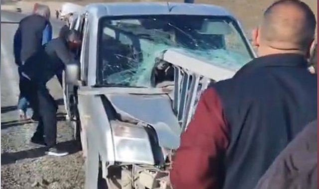 Hafif ticari araç bariyere çarptı: 1'i ağır, 2 yaralı