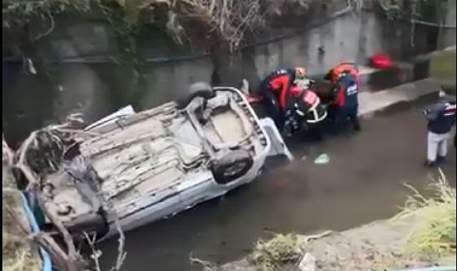 Hafif ticari araç dereye uçtu; 3 ölü, 2 yaralı