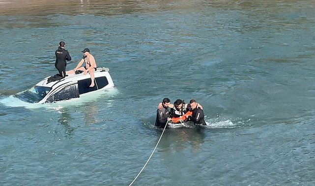 Hafif ticari araç, köprüden baraj gölüne düştü; sürücü kurtarıldı