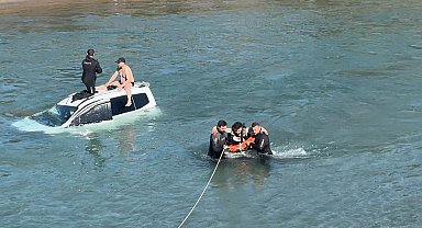 Hafif ticari araç, köprüden baraj gölüne düştü; sürücü kurtarıldı