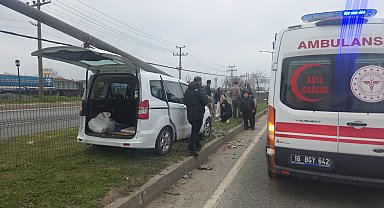 Hafif ticari araç refüjdeki aydınlatma direğine çarptı; 2 yaralı
